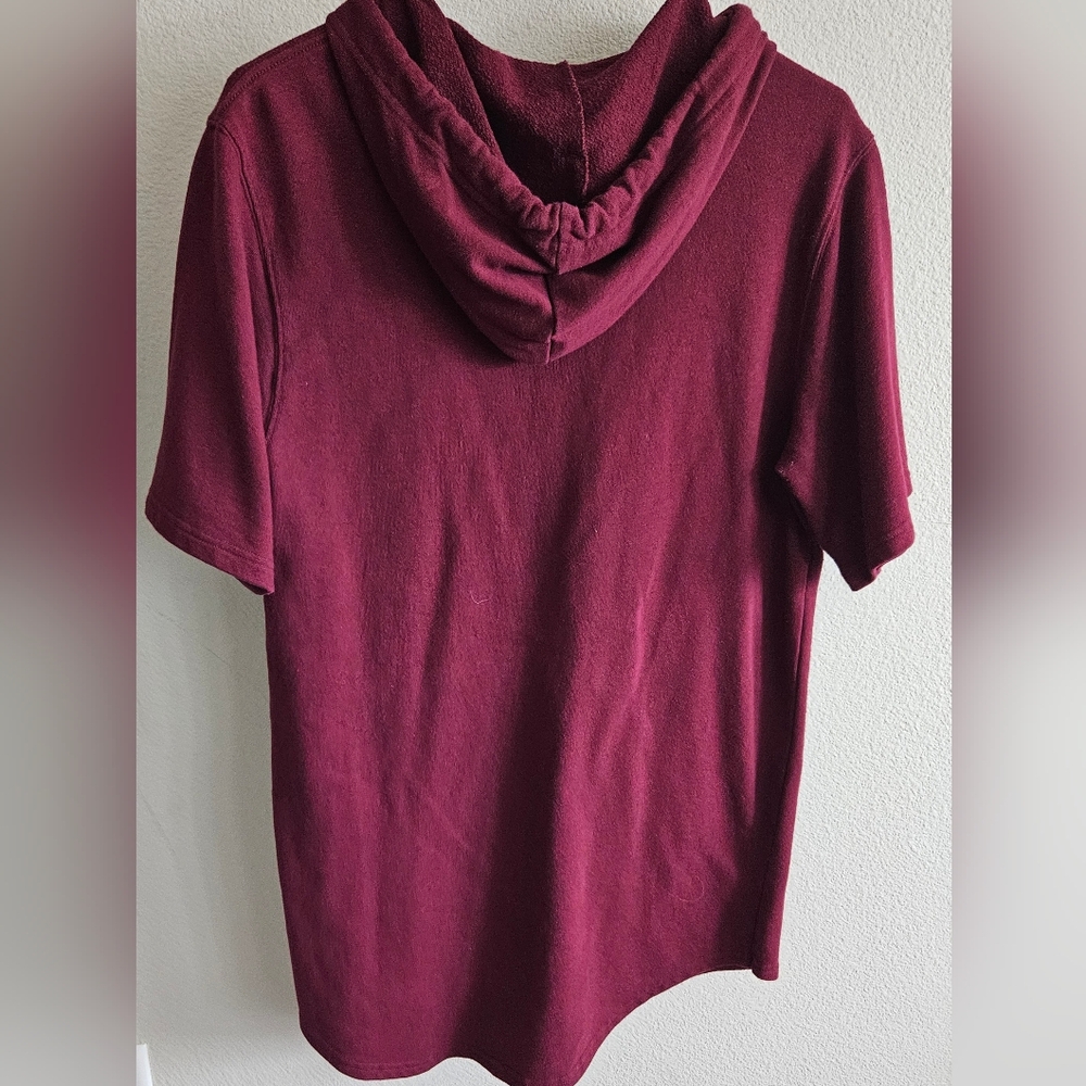 4/$30 No Boundaries Maroon Short Sleeve Hoodie. 5/$30 - Picture 2 of 3